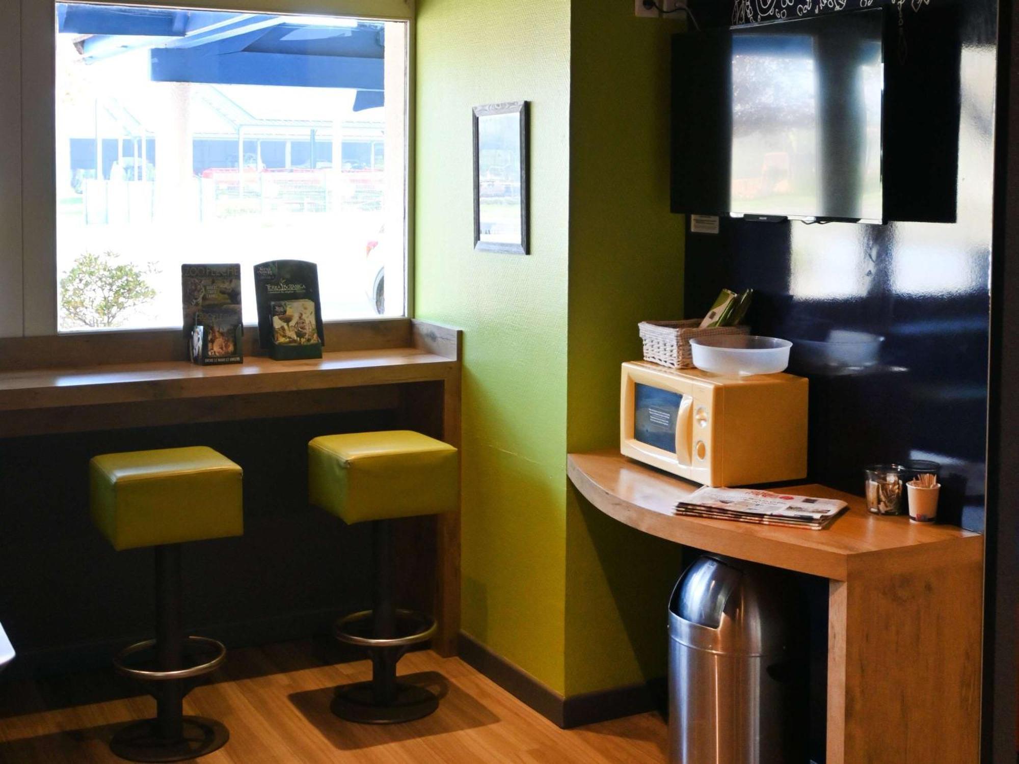 Hotel Ibis Budget Laval Bonchamp Les Laval Екстер'єр фото
