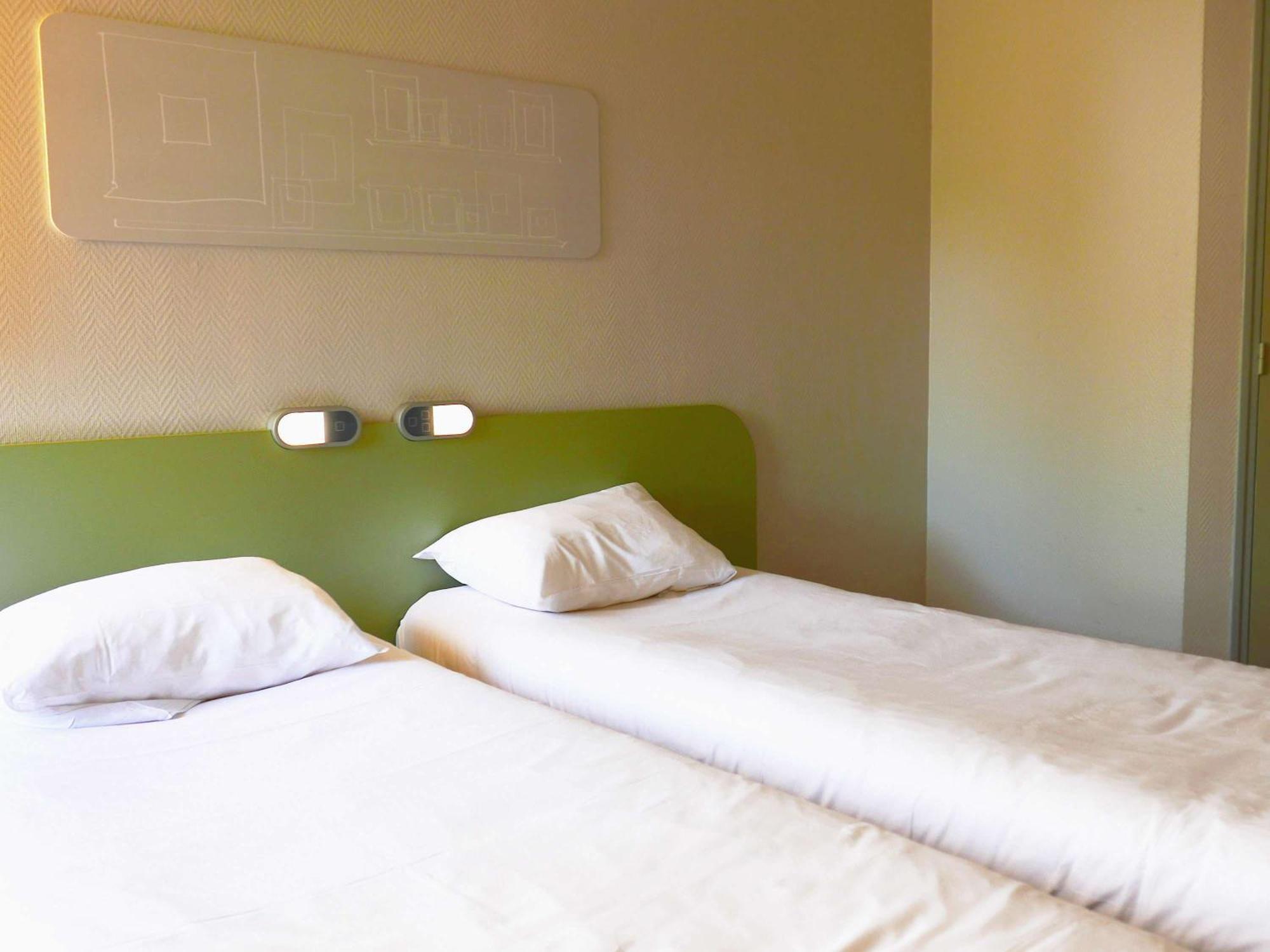 Hotel Ibis Budget Laval Bonchamp Les Laval Екстер'єр фото